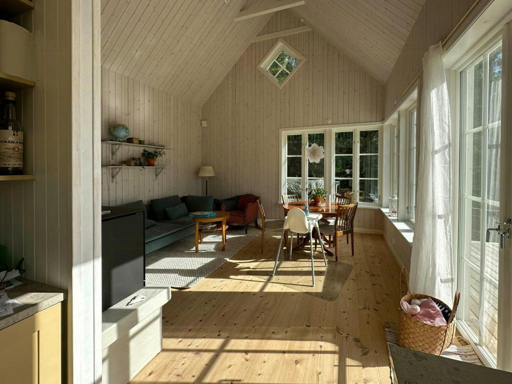 Ruang duduk di Architect-Designed Cabin With Lake View In Hindås