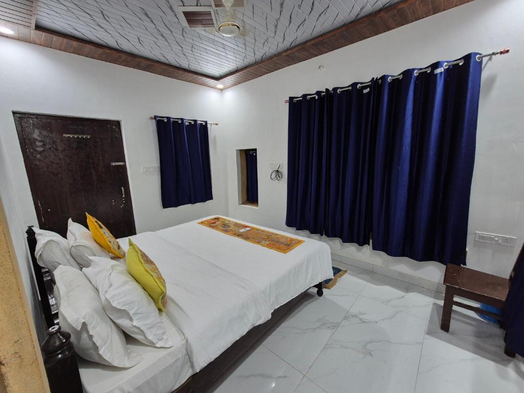 Giường trong phòng chung tại Unique jaisalmer