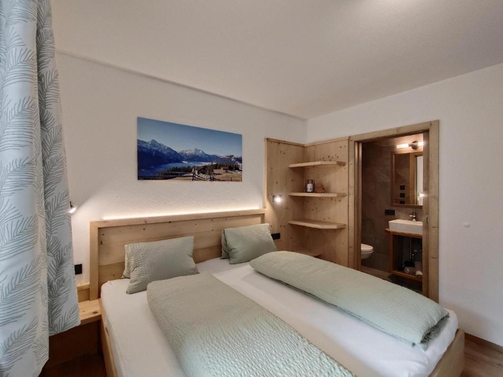 Un dormitorio con una cama y un cuadro en la pared. en Apart Marie, en Rohrberg