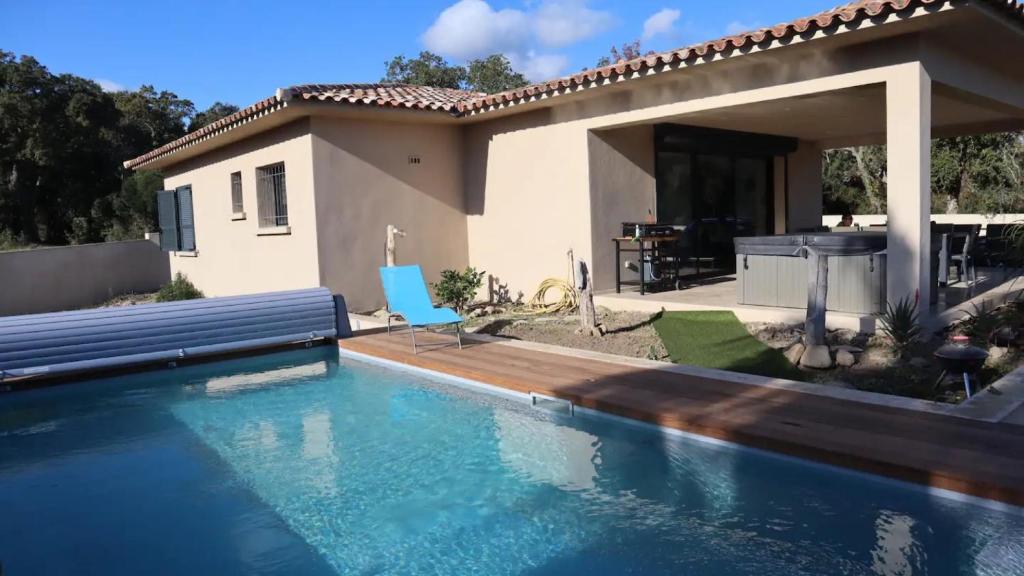 a swimming pool in front of a house at Villa 2 chambres - Piscine et spa in Mignataja