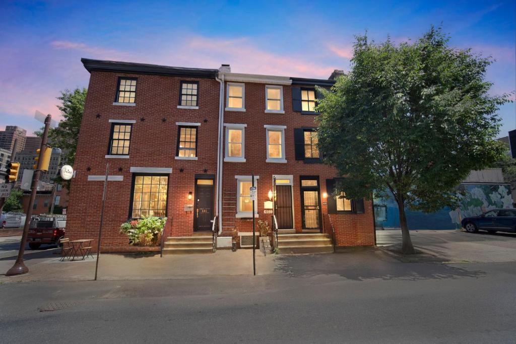 un edificio in mattoni su una strada con un albero di Incredible 2BR Rittenhouse Row a Philadelphia
