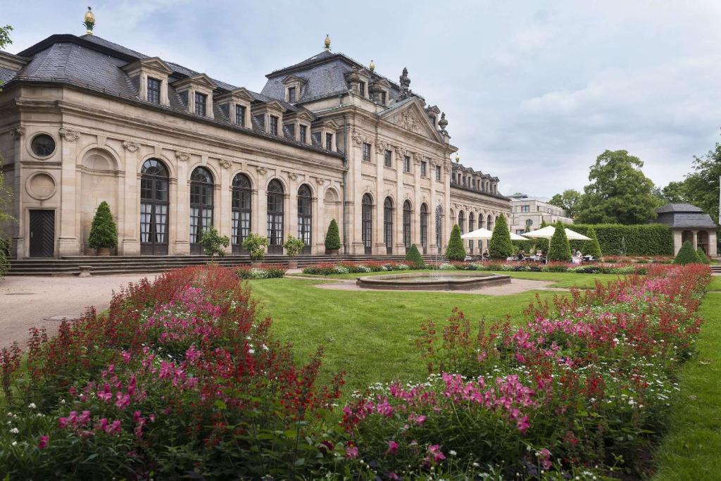 フルダにあるマリティム ホテル アム シュロスガルテンの花の目の前の大きな建物