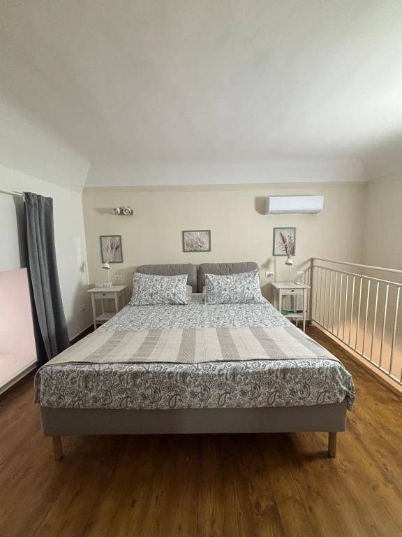 カターニアにあるSicily Loft Living 2のベッドルーム1室(大型ベッド1台、テーブル2台付)