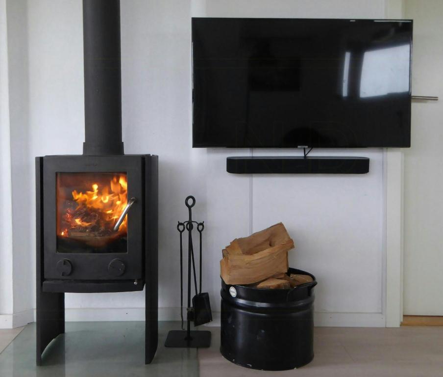 Et tv og/eller underholdning på Sommerhus Med Panoramaudsigt Ved Haderslev