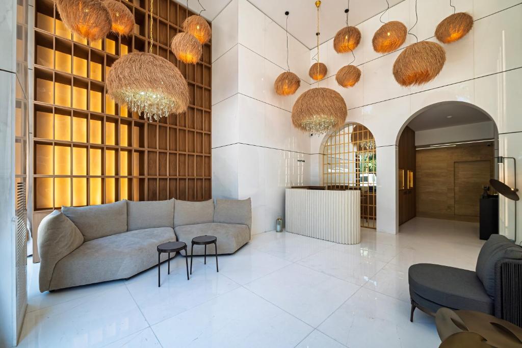 sala de estar con sofá y lámparas de araña en Nik Palas Luxury Residence, en Sandanski