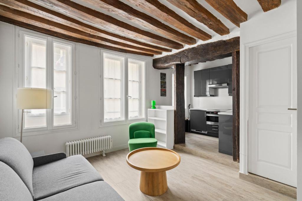 Appartement Typiquement Parisien