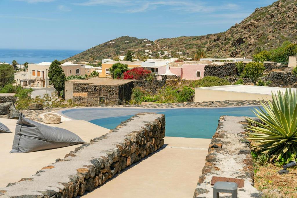 Bazén v ubytování Historical Dammuso With Pool In Pantelleria nebo v jeho okolí
