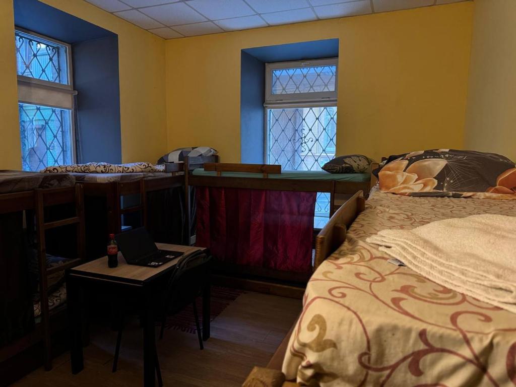 Postel nebo postele na pokoji v ubytování АрАрАт Вокзальна Хостел Hostel Ararat VOKZALNA СВІТЛО Є ЗАВЖДИ!