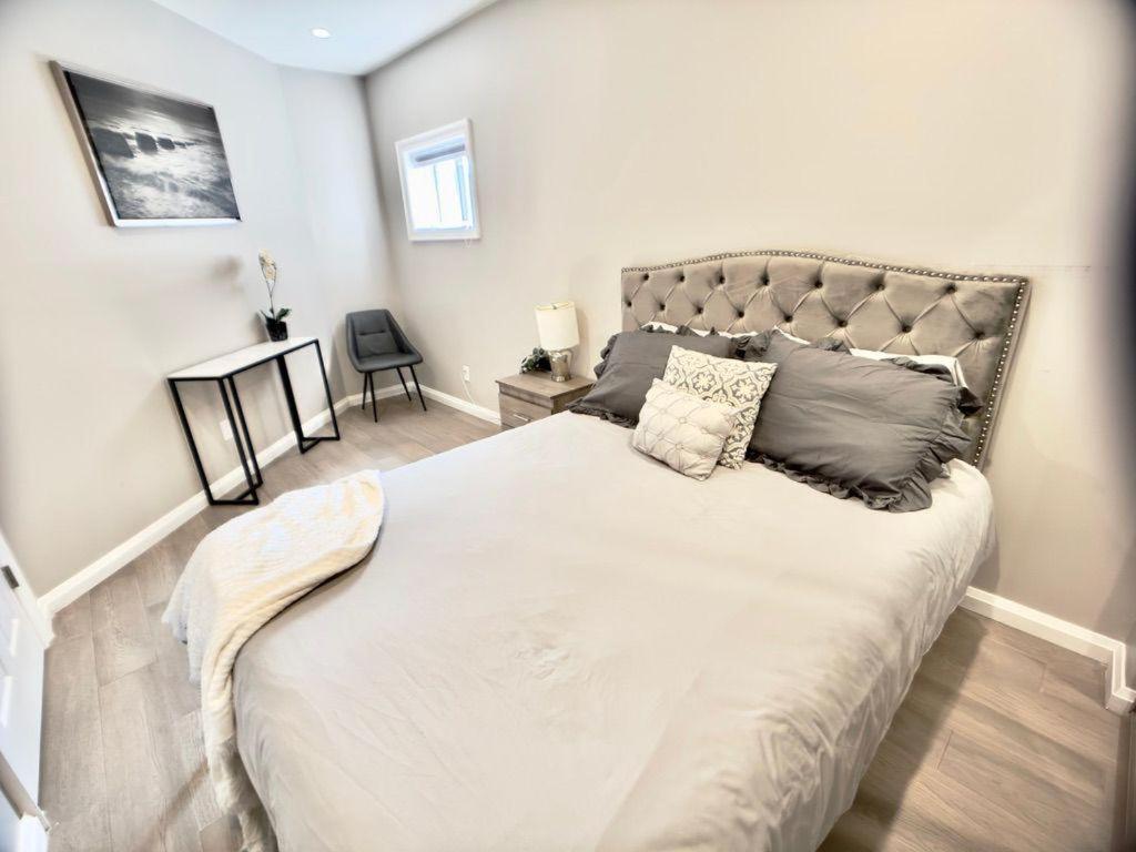 Ένα ή περισσότερα κρεβάτια σε δωμάτιο στο The Simple Escape, Walkout Basement on Ravine