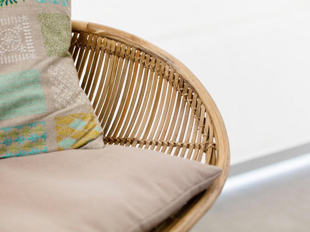 uma cadeira de vime com uma almofada e um cobertor em Manè Boutique Hotel em Roseto degli Abruzzi