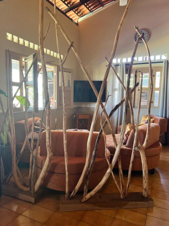 a couch made out of branches and sticks at Villa AFRICA-Zimmer Praia-Praia de Cumbuco in Caucaia