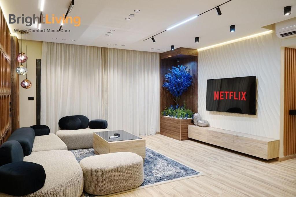 TV a/nebo společenská místnost v ubytování Ultra Luxury 3BR Brand New Green oriented compound