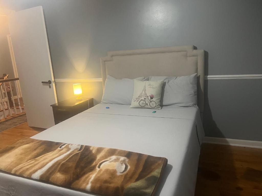 a white bed in a small room with a bed sidx sidx sidx at Cozy Space in Central Location in Greendale