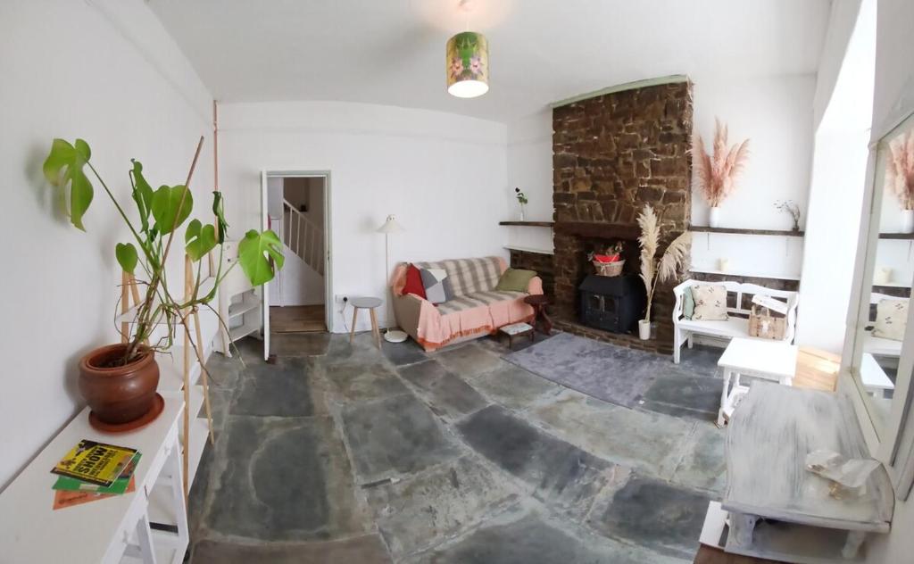 Posezení v ubytování Charming three bedroom house with a walled garden