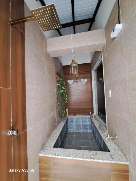 a bath tub in a bathroom with a shower at Lindo apartamento centro barra mansa in Barra Mansa