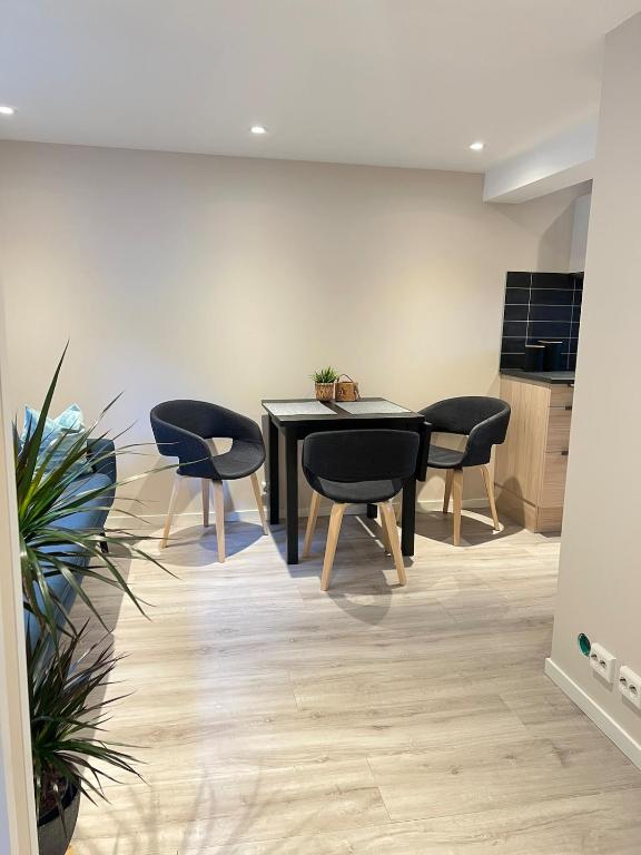 Un comedor con una mesa y sillas negras. en Free parking Apartment in Ålesund, en Ålesund