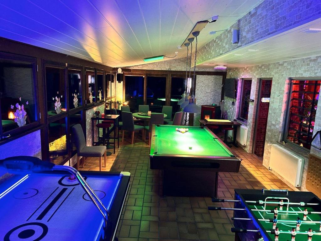 a room with a pool table in a restaurant at Gruppenunterkunft-Klein-Holland-Harz-aussergewoehnlich-und-einzigartig-mit-grossartiger-Unterhaltung-fuer-jedes-Alter-fuer-bis-zu-24-Personen in Herzberg am Harz