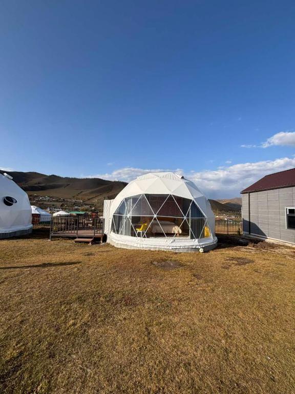 Bayan Bulagiin HuralGlamping dome的田野里有一座大温室