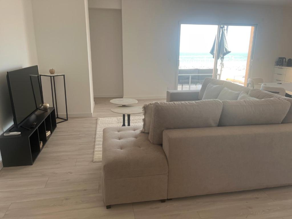 Televisyen dan/atau pusat hiburan di Appartement face à la mer 3