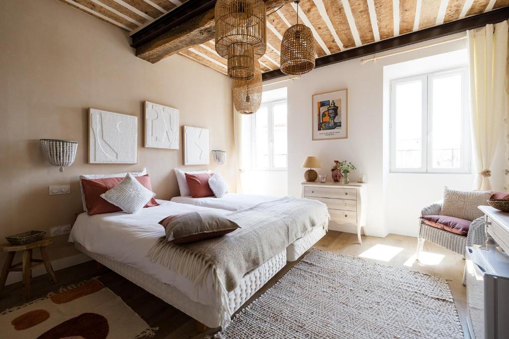 ヴァンスにあるLa Sanverine private room Boheme, historic center Venceの大きなベッドと枕のある寝室