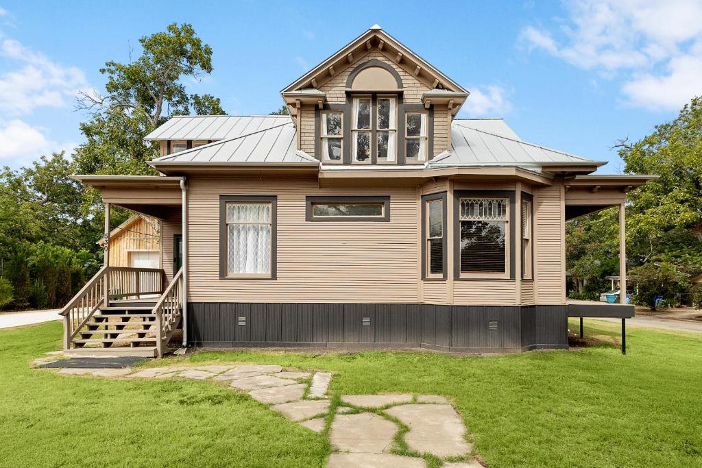 a brown house with a gambrel roof at Ellie Marie House LITE in Seguin