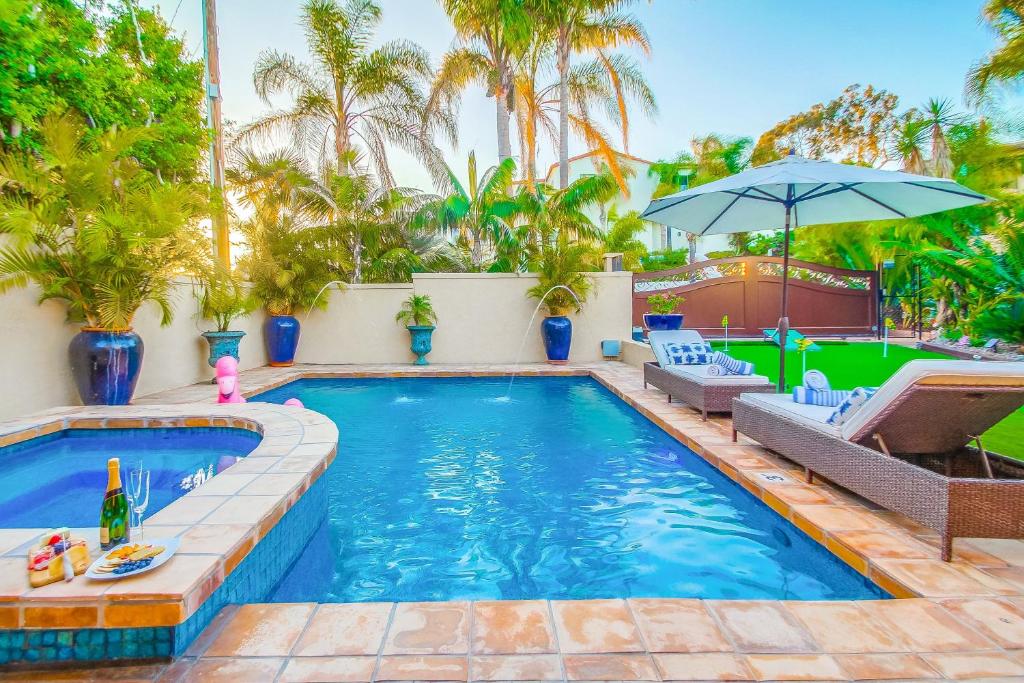 Bazén v ubytování Resort Living: Hoops Outdoor Bar Views PoolSpa nebo v jeho okolí
