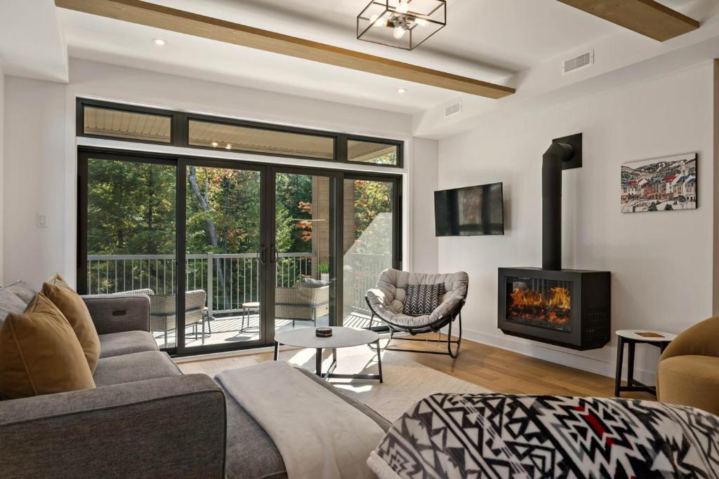 モントランブランにあるTremblant Prestige - Verbier 13-101のソファと暖炉のあるリビングルーム