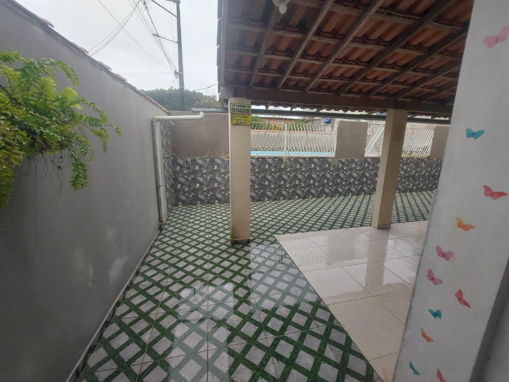 een buitenaanzicht van een tennisbaan met een net bij Piscina e mar in Angra dos Reis