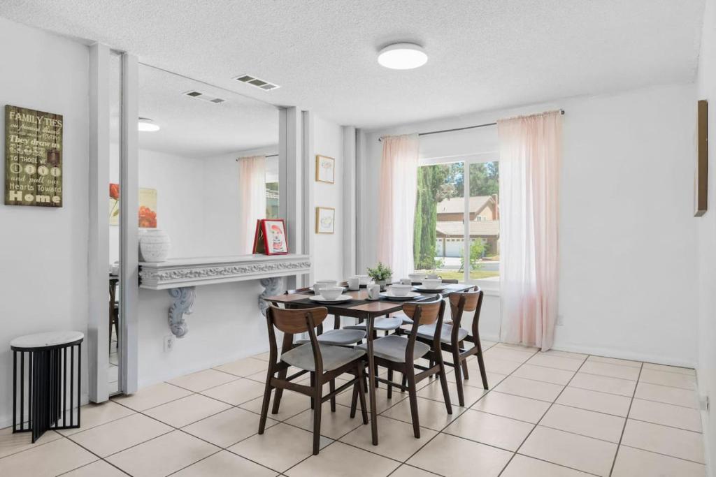 a dining room with a table and chairs at Oak and Fairway in Riverside
