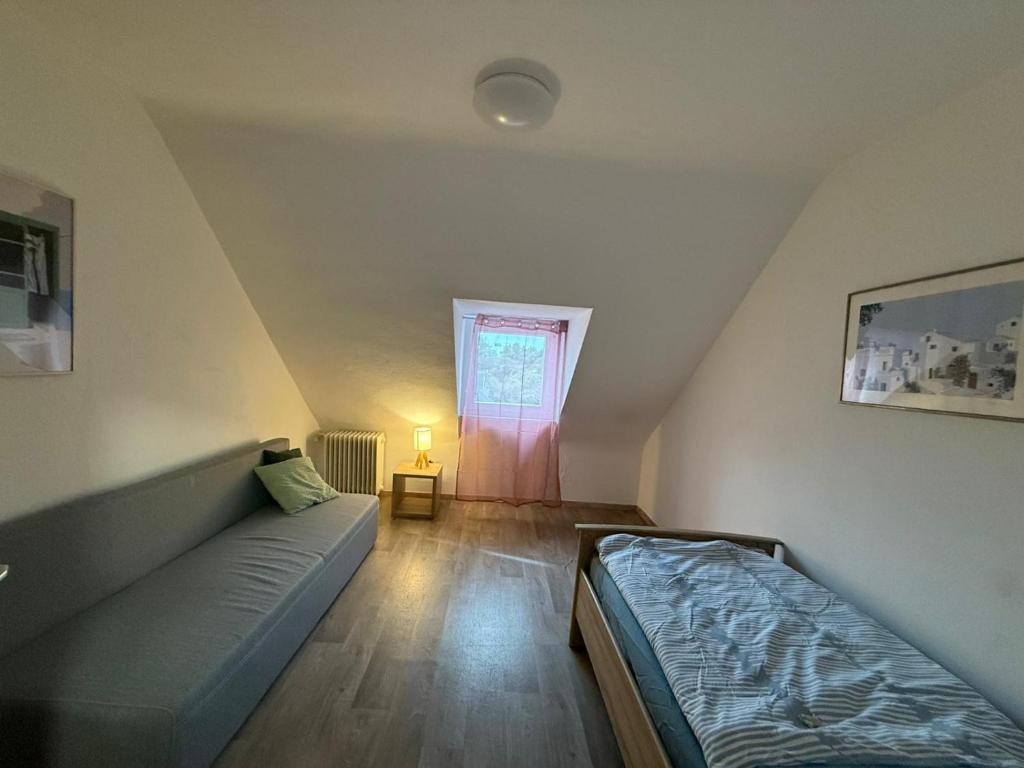 Postel nebo postele na pokoji v ubytování Zimmer mit Sofa & Gemeinschaftsbad