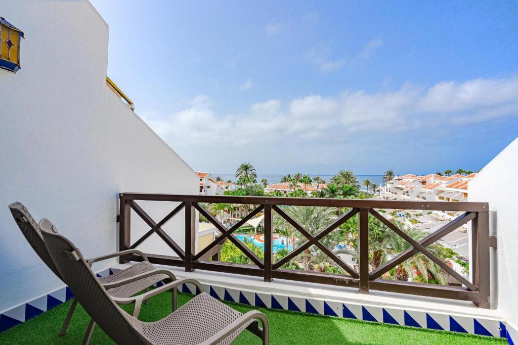 a balcony with chairs and a view of the ocean at 1bed Duplex Las Americas in Playa de las Americas