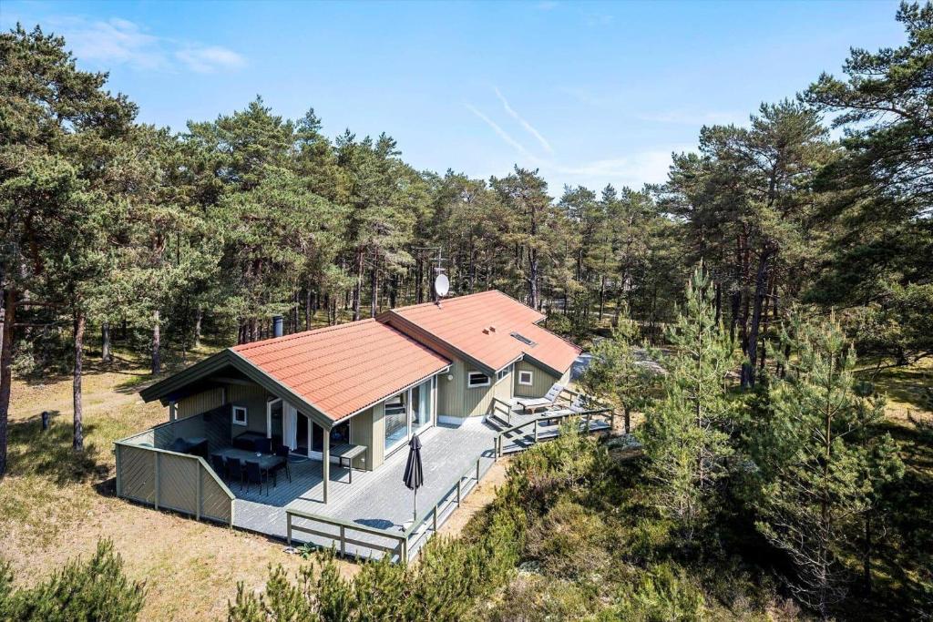 una vista aérea de una casa en el bosque en 2669 Nexø - Møllestien 11, en Vester Sømarken