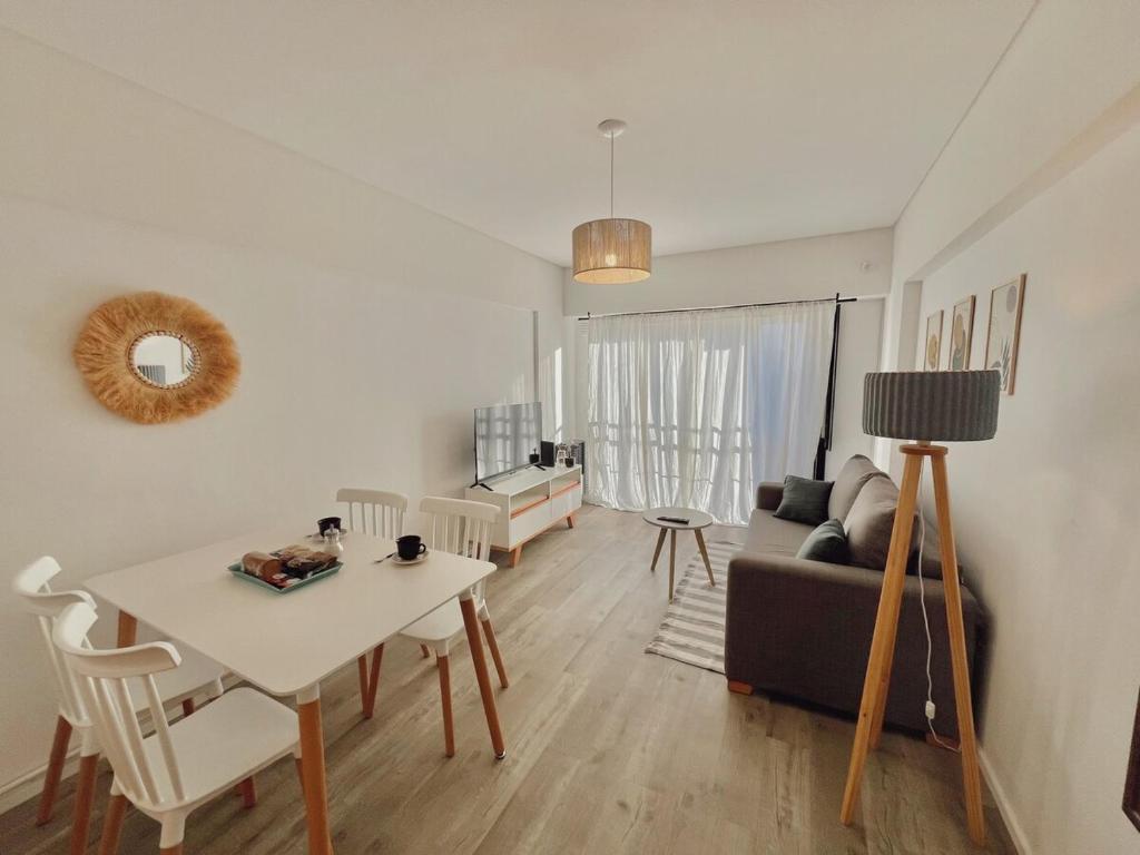 een woonkamer met een tafel en een bank bij Zelarrayan en el centro de Bahía - cochera y amenities in Bahía Blanca