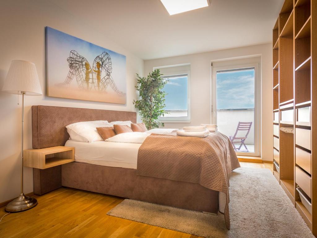 a bedroom with a large bed and a window at Modern City Apartment near Vienna Central Station in Vienna