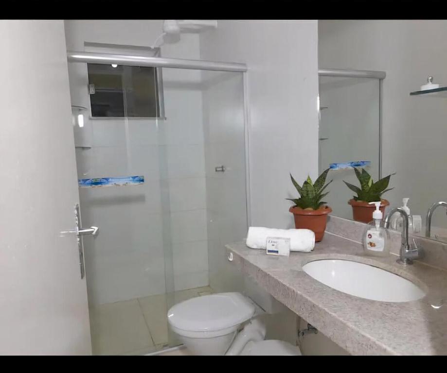 Un baño con ducha, inodoro y lavabo. en Apartamento na Praia do Mutá, en Santa Cruz Cabrália