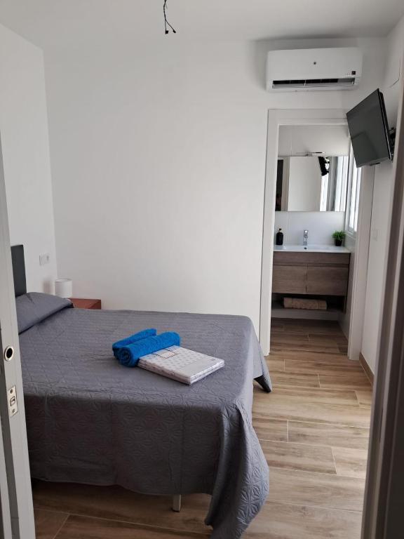 CorveraCasaCorvera的一间卧室配有一张带蓝色毛巾的床