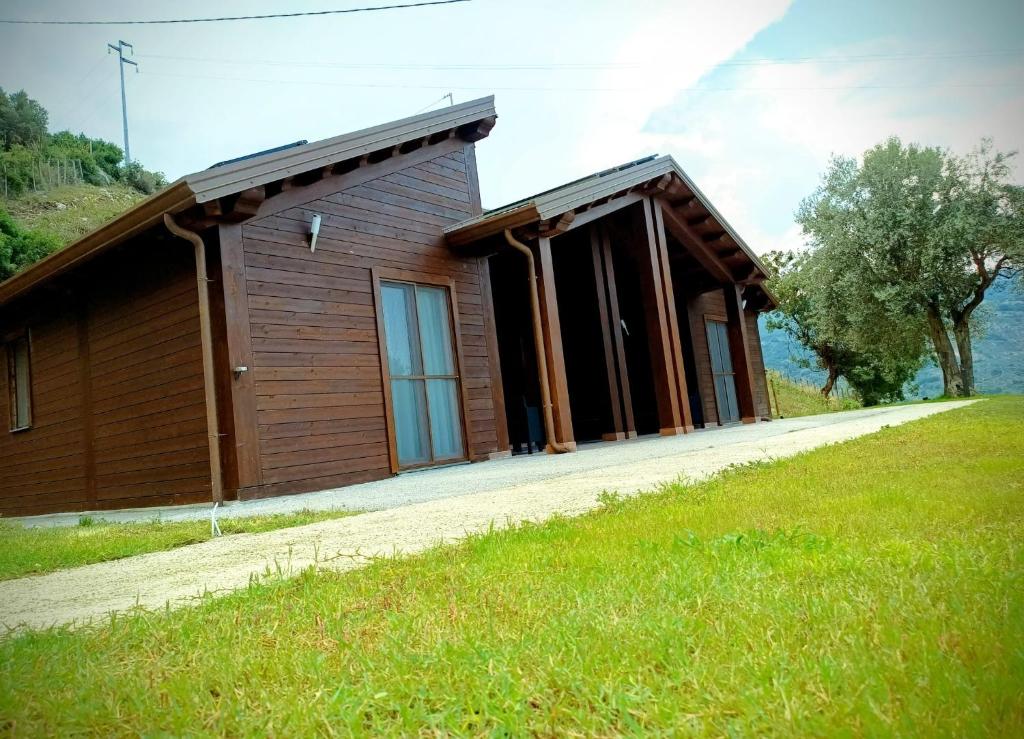 Alcara li FusiにあるNebrodi Agrivillage Bianca Sole Miaの草原の小さな木造建築