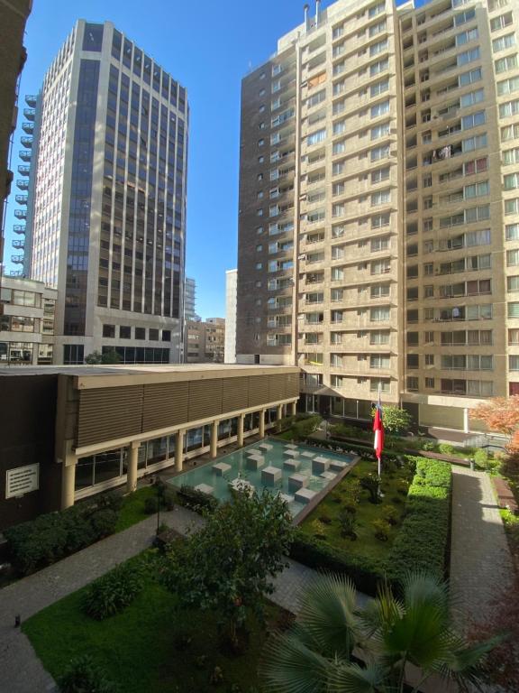 Blick auf ein Gebäude in einer Stadt mit hohen Gebäuden in der Unterkunft santiago apart in Santiago
