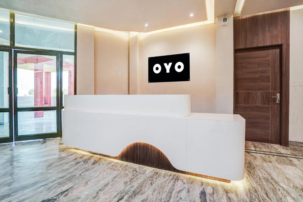 an office with a white desk with a sign on the wall at Hotel O Aman Paradise Hotel & Banquet in Kānpur