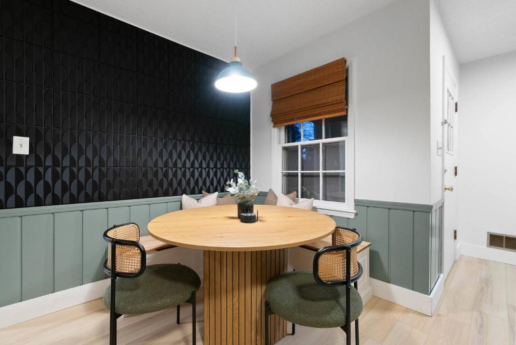 ein Esszimmer mit einem Holztisch und Stühlen in der Unterkunft 3 mi Downtown Spartanburg | Cozy+Modern | Pets OK in Spartanburg