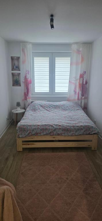 Ένα ή περισσότερα κρεβάτια σε δωμάτιο στο Apartament 2 pokoje