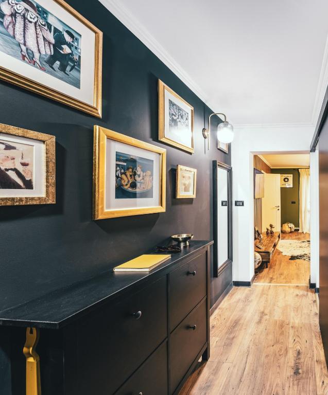 a room with a black wall with a desk at Noctis Nine in Curtea de Argeş