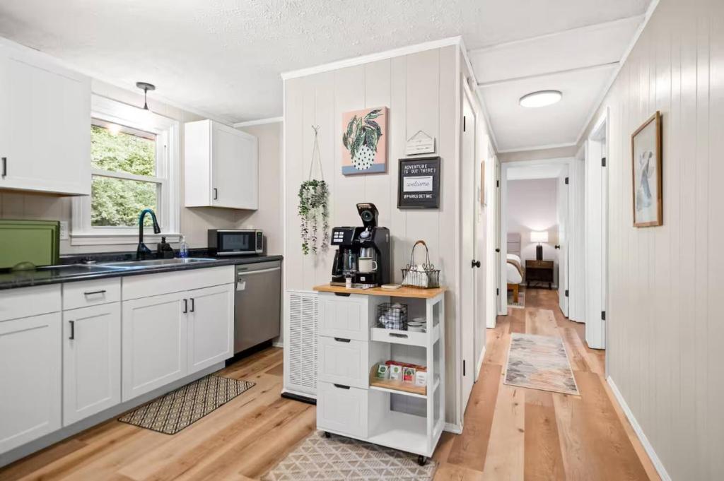 Dapur atau dapur kecil di 10 min to NRG Park | Private Deck | Movie Nights