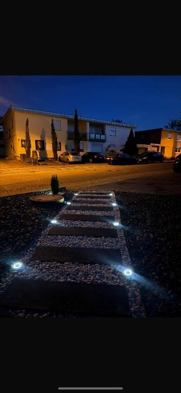 Eine Gruppe von Lichtern auf einer Straße bei Nacht in der Unterkunft Petite Belle in Eppingen