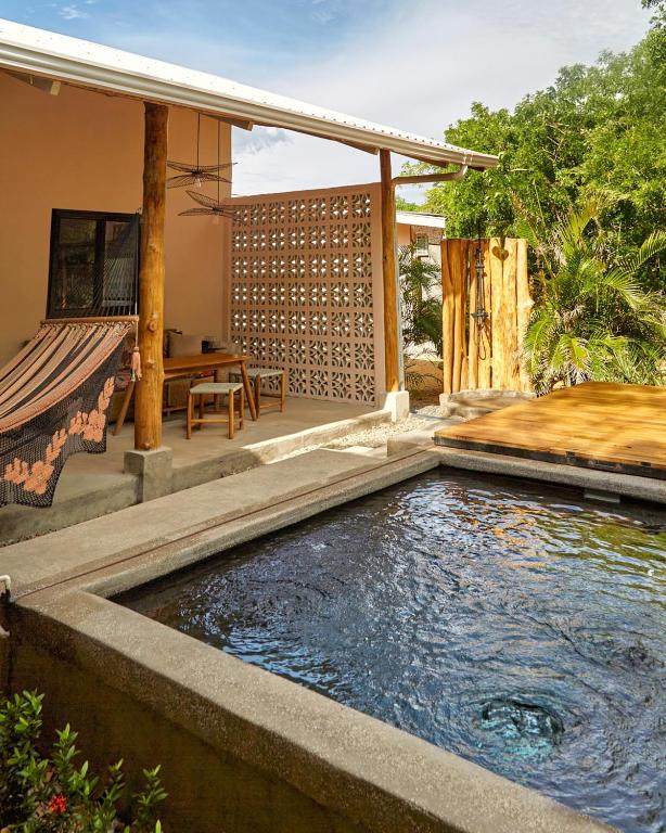 Bazén v ubytování Pelicano Popoyo nebo v jeho okolí