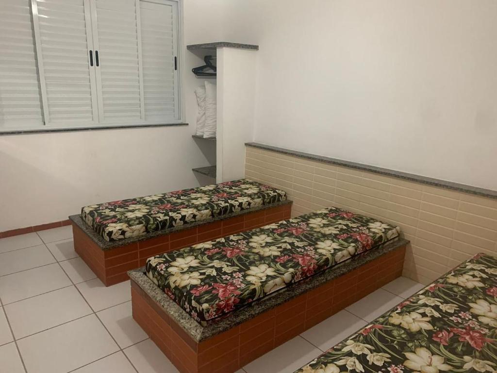 Ένα ή περισσότερα κρεβάτια σε δωμάτιο στο Apartamento edifício Mantiqueira - 1 quadra da praia do forte