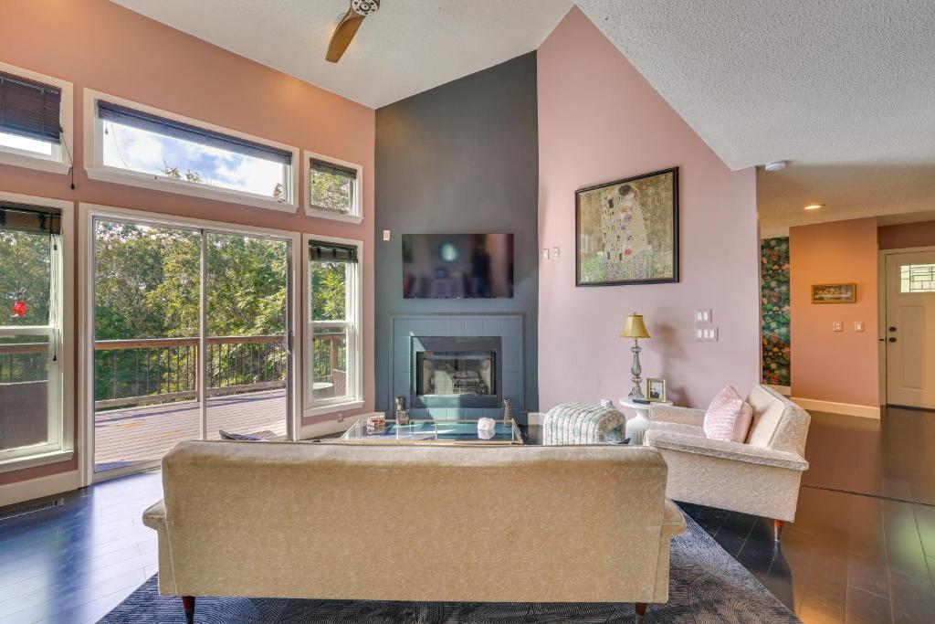 查塔努加Secluded Missionary Ridge Mtn-View Home with Deck的带沙发和壁炉的客厅