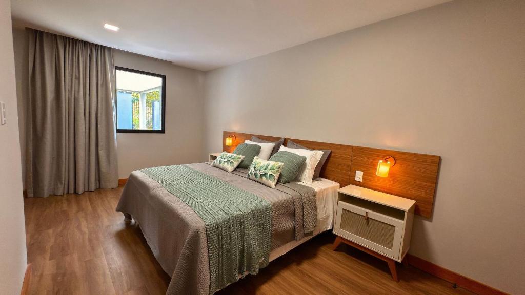 ein Hotelzimmer mit einem Bett und einem Fenster in der Unterkunft Casa Morada do Lago in Santa Maria