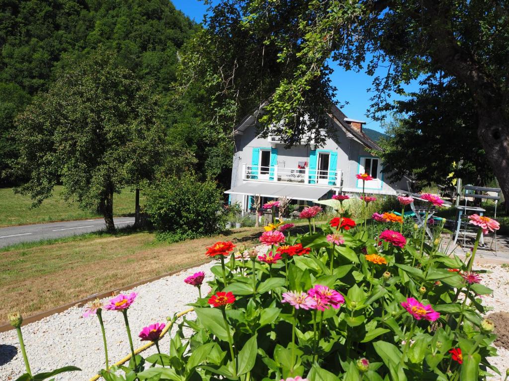 a house with flowers in front of it at Les Deux Vélos Chambres d'Hotes-Table d'Hotes in Biert