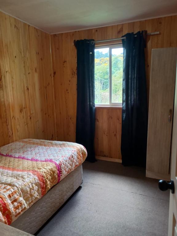 a bedroom with a bed and a window at Habitación cómoda en Pelluco in Puerto Montt